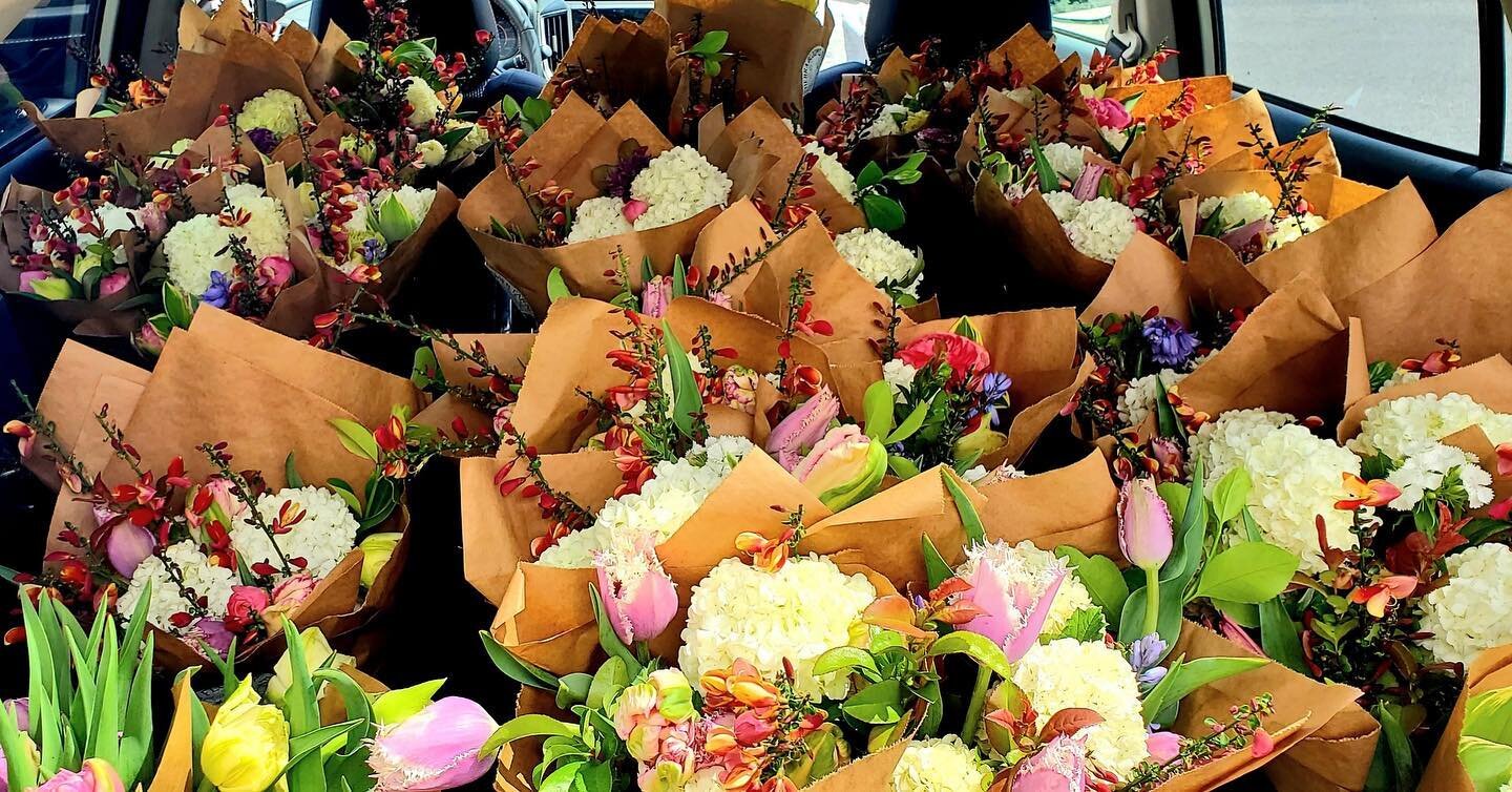 A sea of fresh, locally grown bouquets 💫💫.

Our Flower Subscription CSA started today, and it always fills me with gratitude! 

🌞Our subscribers are awesome, they buy a share in the winter, and this helps us during the off season.

🌞Our pick up l