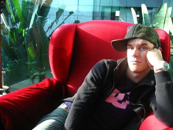  Young rebel/clueless traveller #NoFucksGiven (SIngapore Airport Circa 2008)