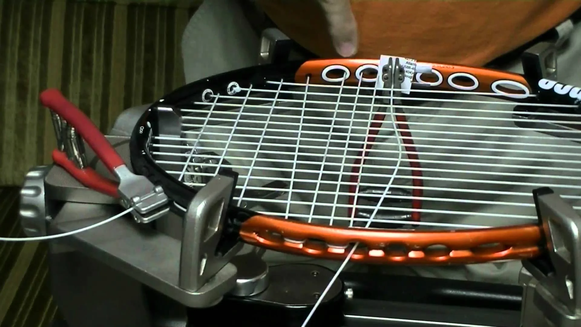 теннисная струна стрингер. прибор для измерения натяжки струны теннисной ракетки. натяжка ракеток для тенниса. натяжка струн на теннисной ракетке. станок для натяжки струн ракеток.