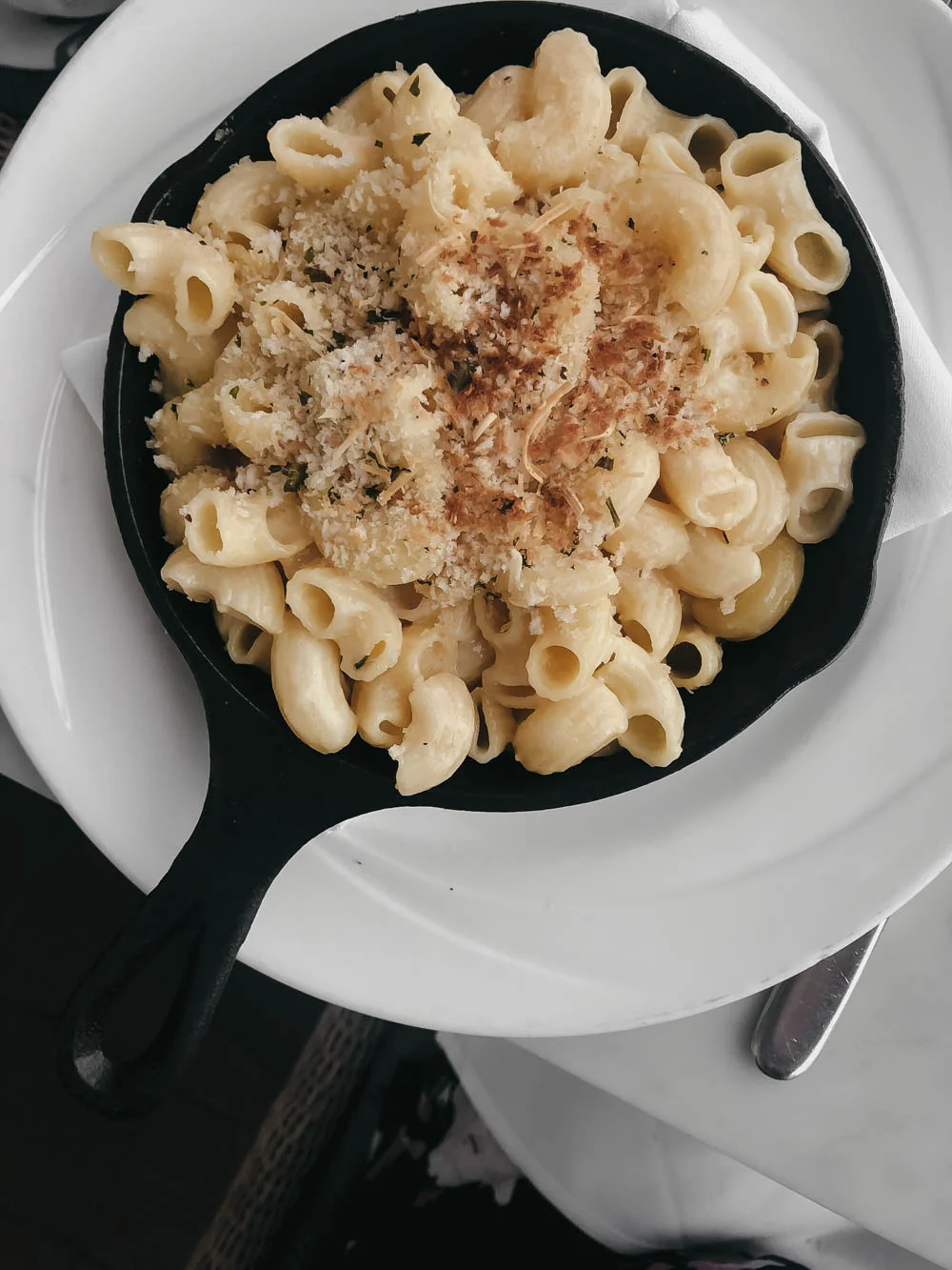Large mac n cheese with gouda and breadcrumbs