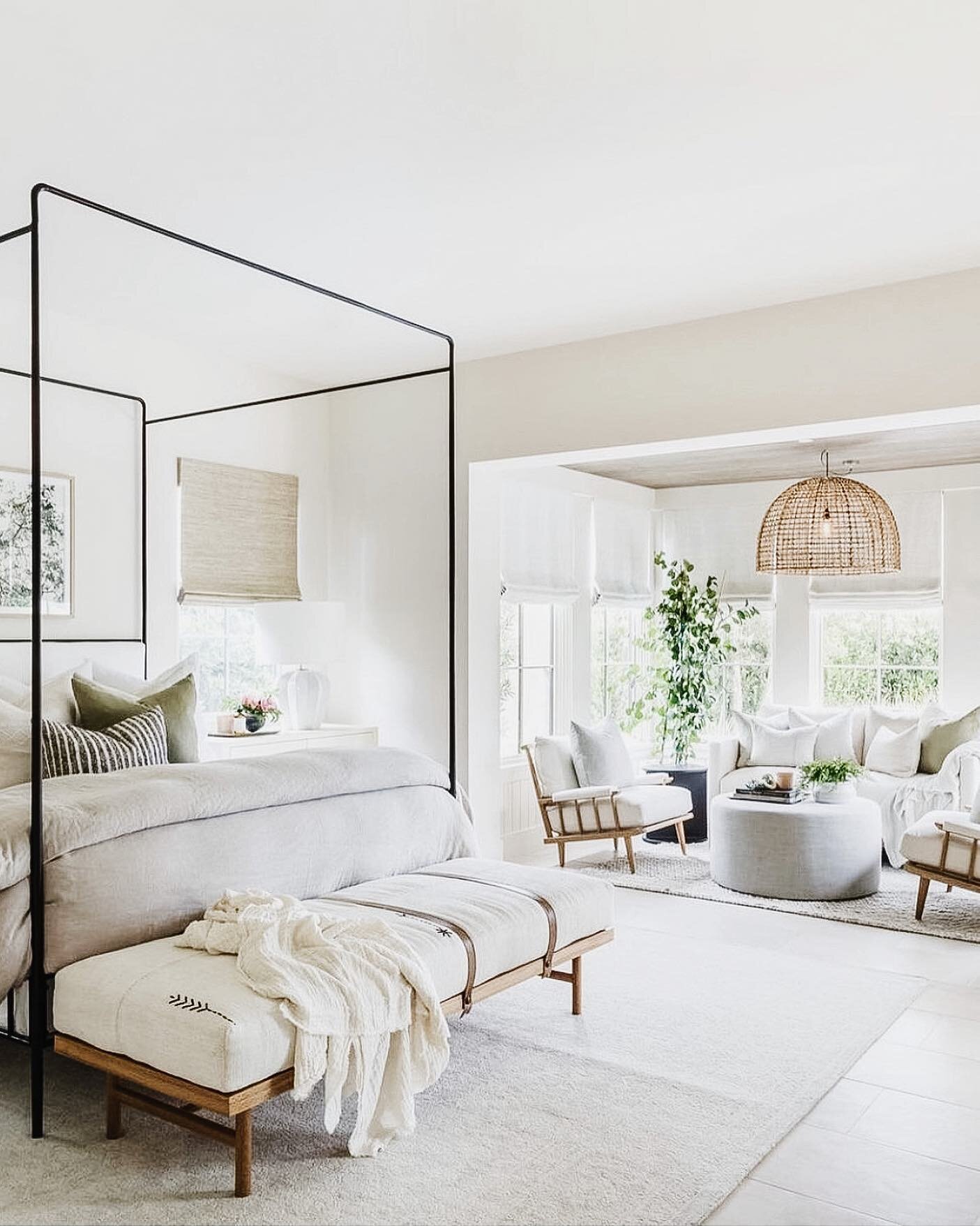 Happy weekend!! 👏🏻 Can you imagine waking up in this gorgeous master bedroom designed by the talented duo behind @puresaltinteriors? 😍 Not only does a beautiful bench &amp; plant fit in the space, but there&rsquo;s an ENTIRE seating area for readi