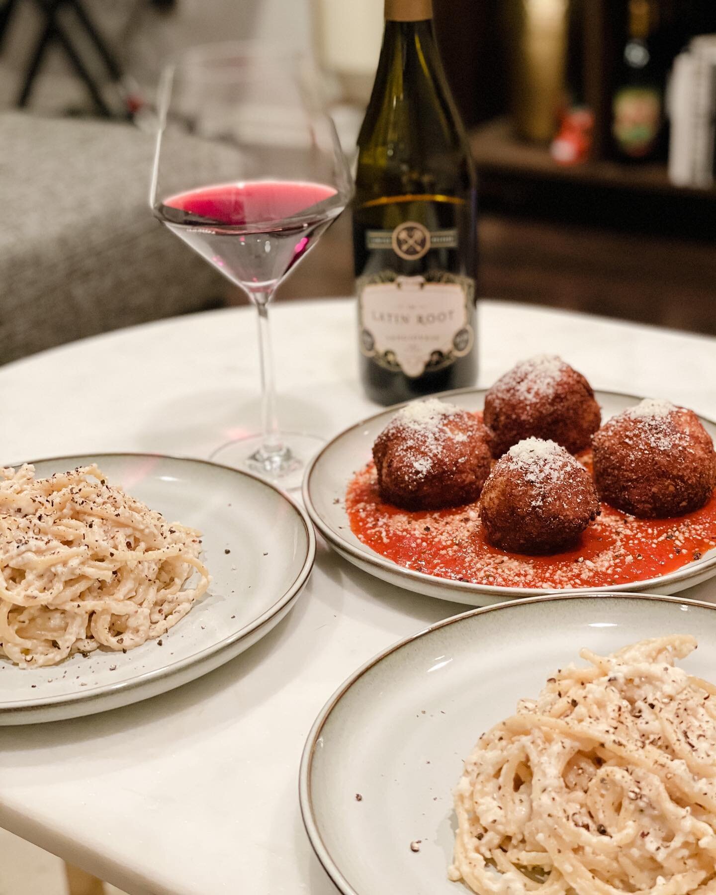 Ever have one of those weeks where you just need a pile of cacio e pepe, arancini &amp; a glass of wine right smack in the middle of it? 🙋&zwj;♀️ Us too! Plus B is finally watching Julia &amp; Julia tonight so chefdom was in the cards 🍷

This was o