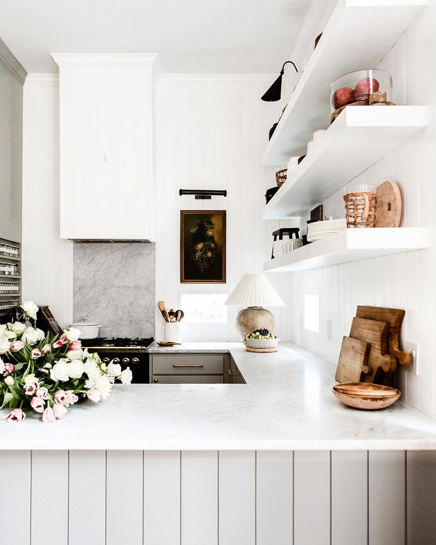 Happy Friday Eve! 🖤 Excuse us while we immediately go buy a lamp for the kitchen &amp; pick up some fresh flowers after seeing this well-curated space by @theidentitecollective 😍 Unexpected elements in an often-neglected styling area really make an