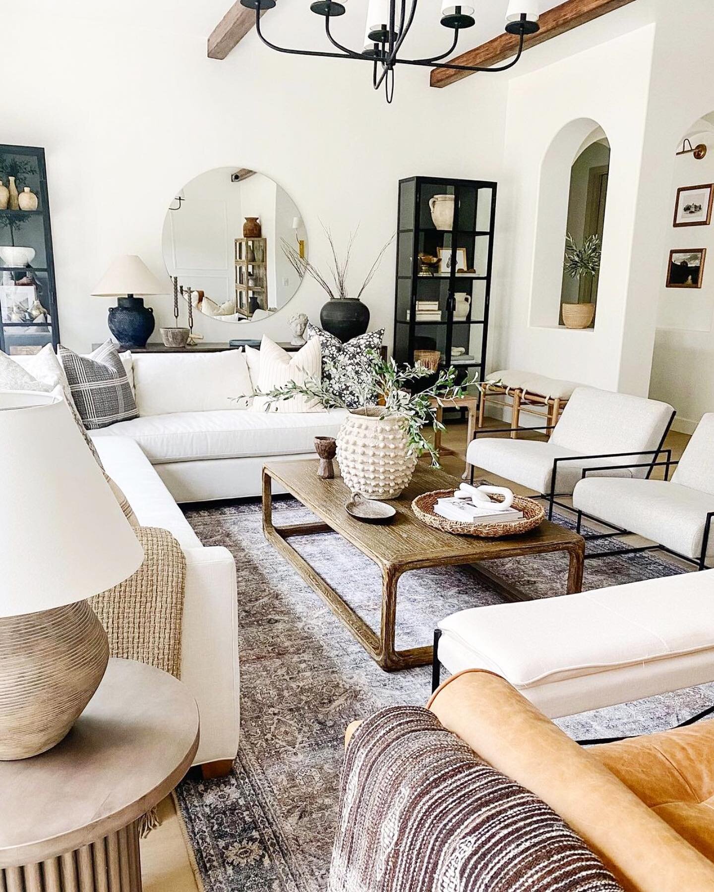 Happy Friday Eve!! 🖤 We&rsquo;re filing @jaci.daily&rsquo;s living room under &ldquo;the epitome of a well-collected space&rdquo; - plus those arches &amp; beams are 😍 We&rsquo;re now committed to finding the perfect table lamps (that don&rsquo;t h