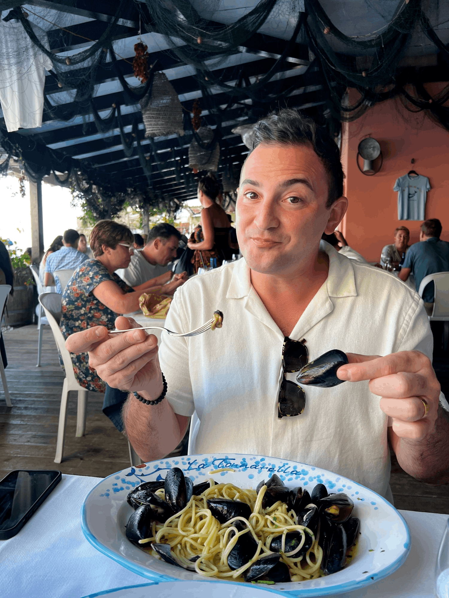 man-enjoying-mussels-on-pasta-at-la-tonnarella-positano-italy