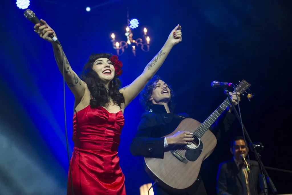 Mon Laferte y Caloncho ofrecen gran velada en el Metropólitan