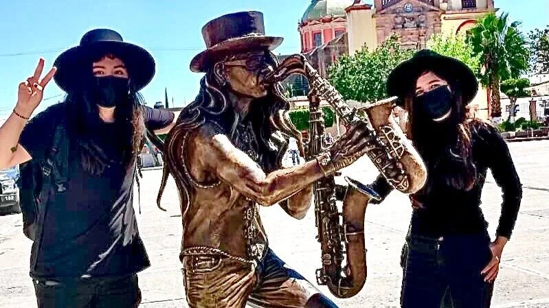 DEVELAN ESCULTURA DE  SAX