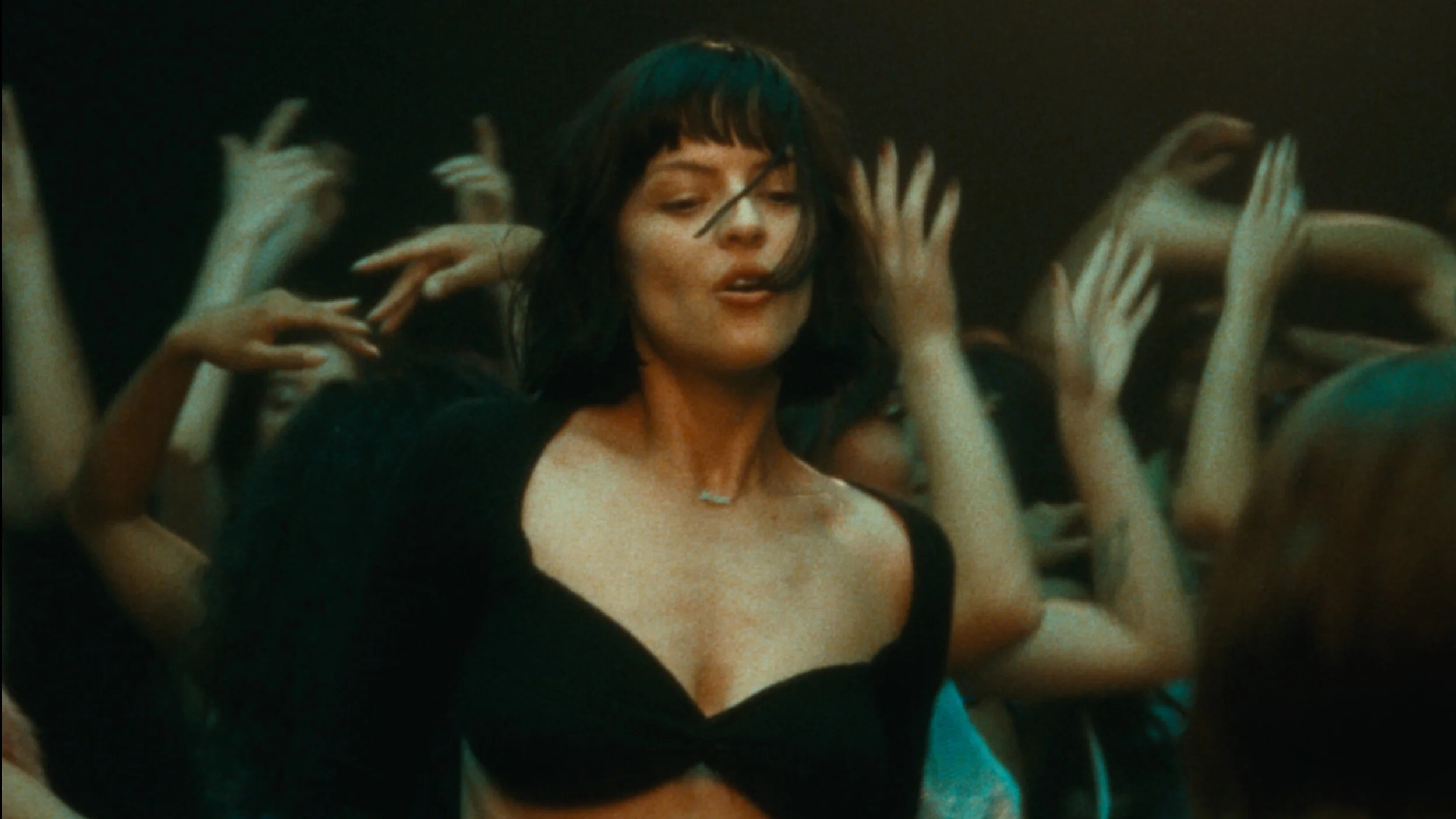 The Marías lanza el hipnotizante video de "Un Millón" tras confirmar su participación en el Vive Latino.