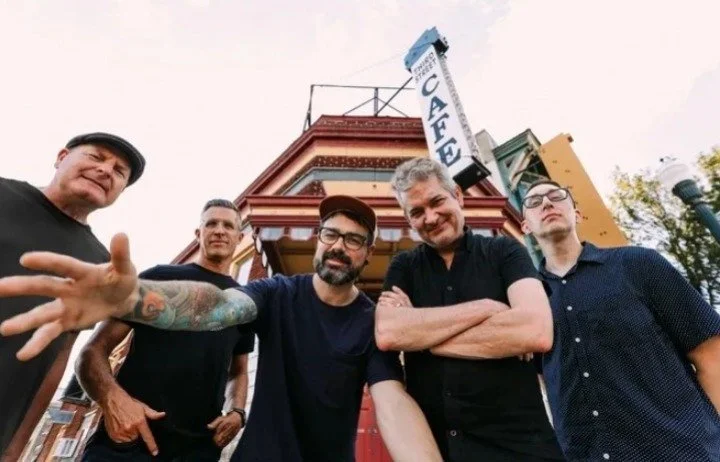 CALLING HOURSLANZA NUEVO ÁLBUM "SAY LESS"