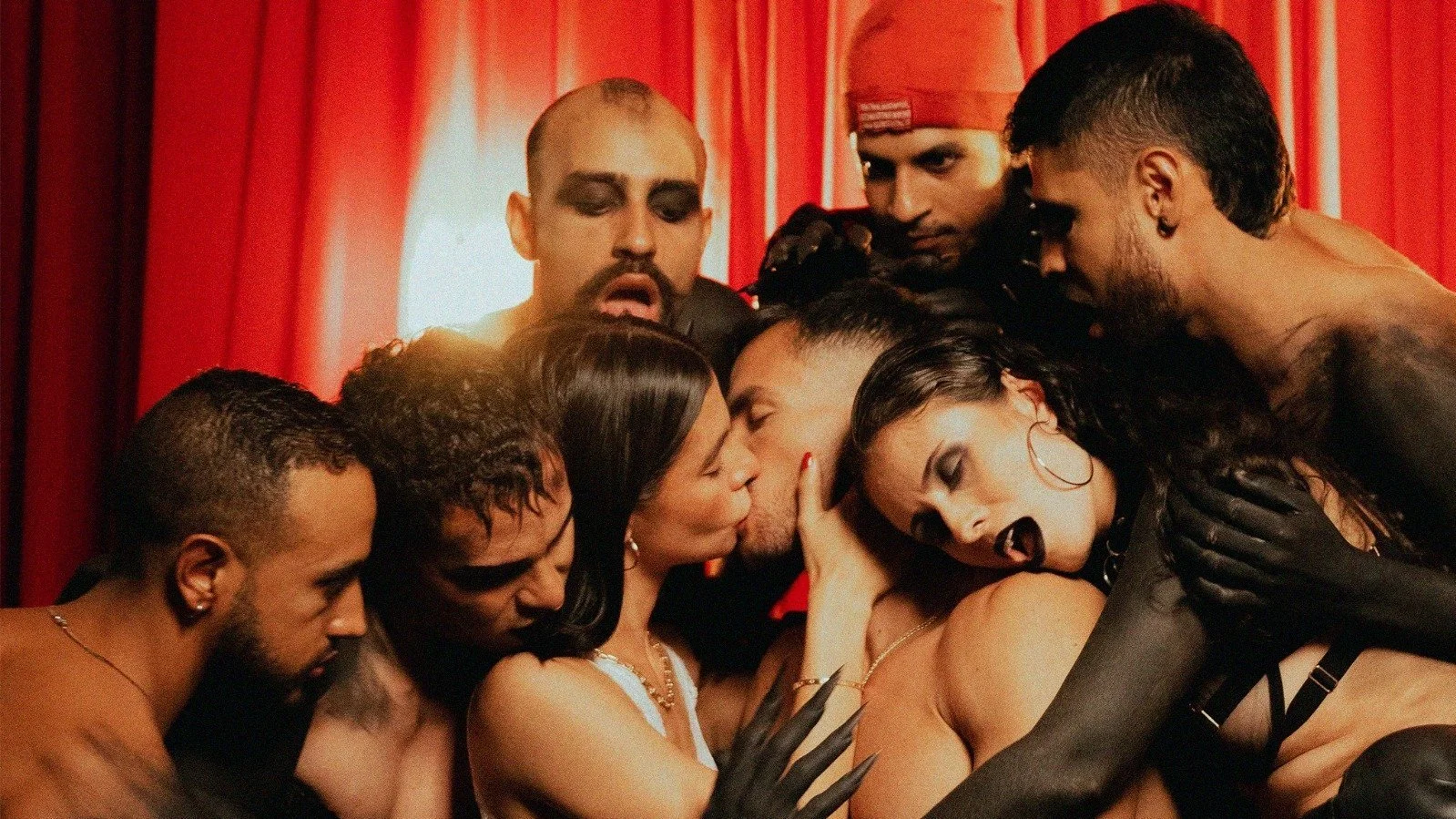 JOHN ARANGO ESTRENA 'ROJO CARMESÍ'