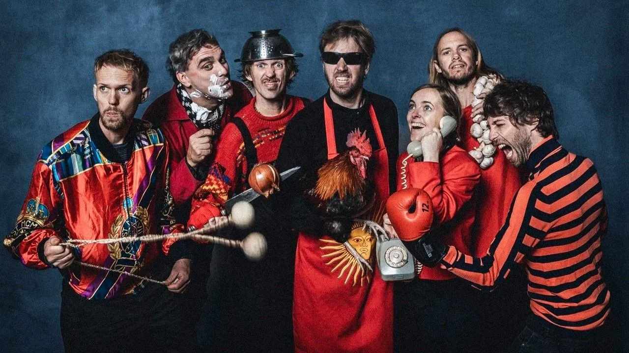 EL PLAN DE LA MARIPOSA & LOS PERICOS PRESENTAN “AMOR BONSAI”