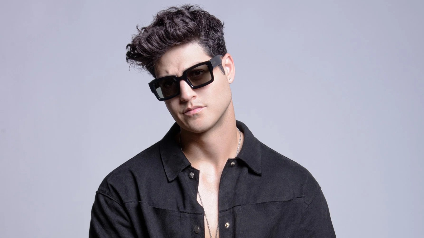 JENSEN RÍOS DEBUTA EN EL ROCK EN ESPAÑOL CON SUICIDA DE AMOR.