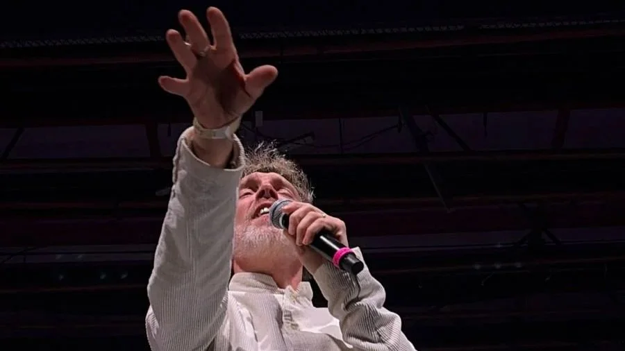 MARIACHI ELÁSTICO CONQUISTA SALA URBANA