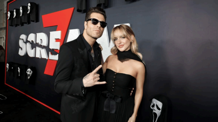 “TWISTING THE KNIFE” JUNTO CON MCKENNA GRACE EL MAYOR ÉXITO DE ICE NINE KILLS