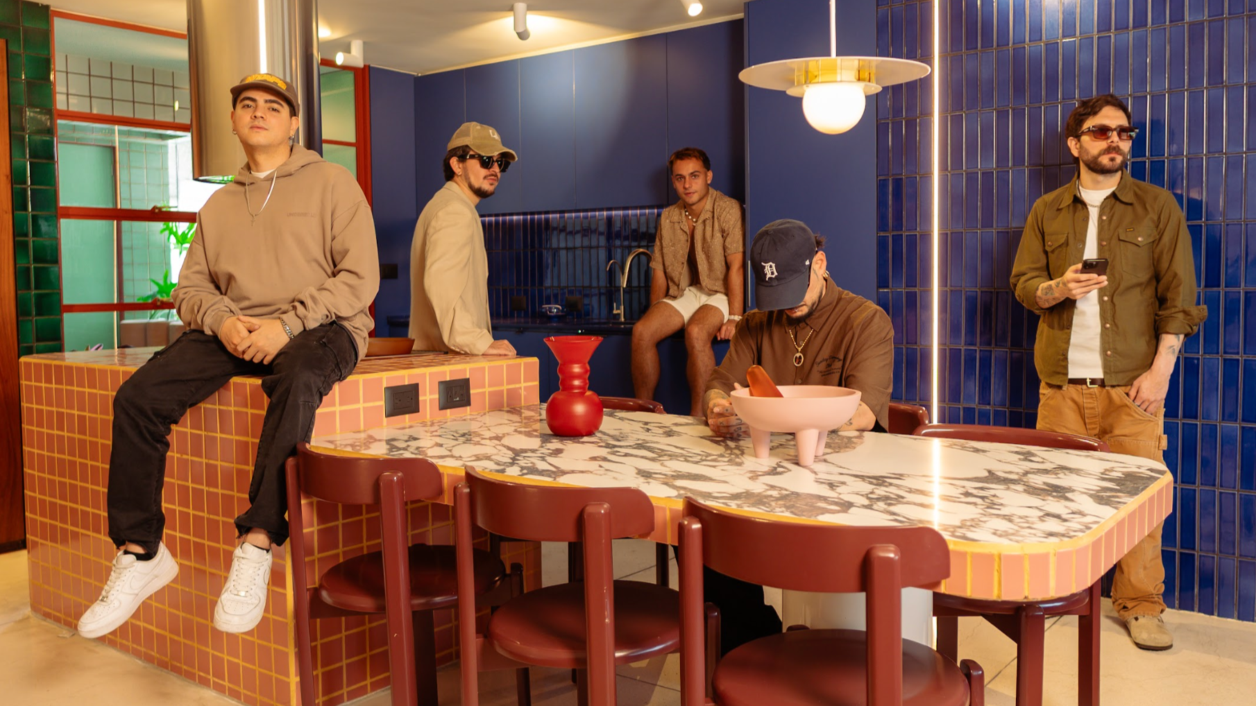 “BURBUJA DE AMOR”: CHARLES ANS, SABINO, DAAZ, YUBEILI Y CAZTRO RETRATAN EL AMOR INCOMPLETO