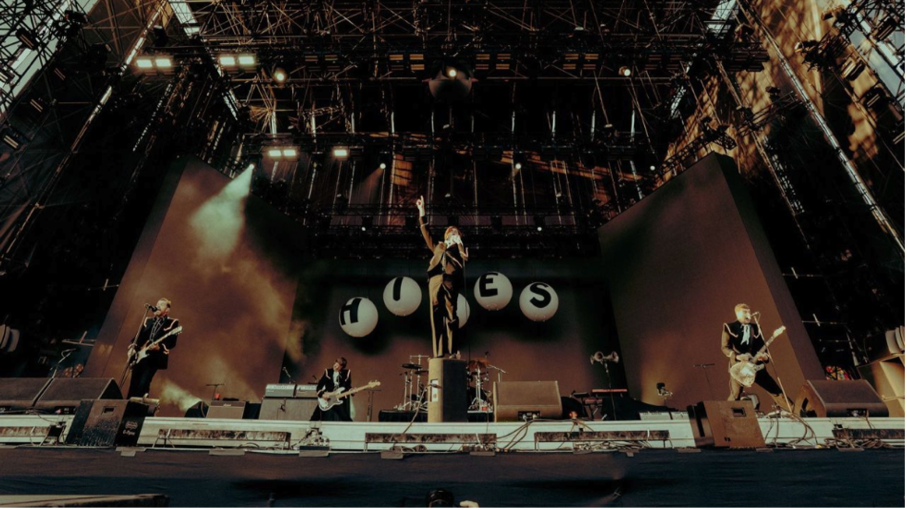 THE HIVES CONTINÚA SU NUEVA SERIE DE VIDEOS EN VIVO LANZA “COME ON!”