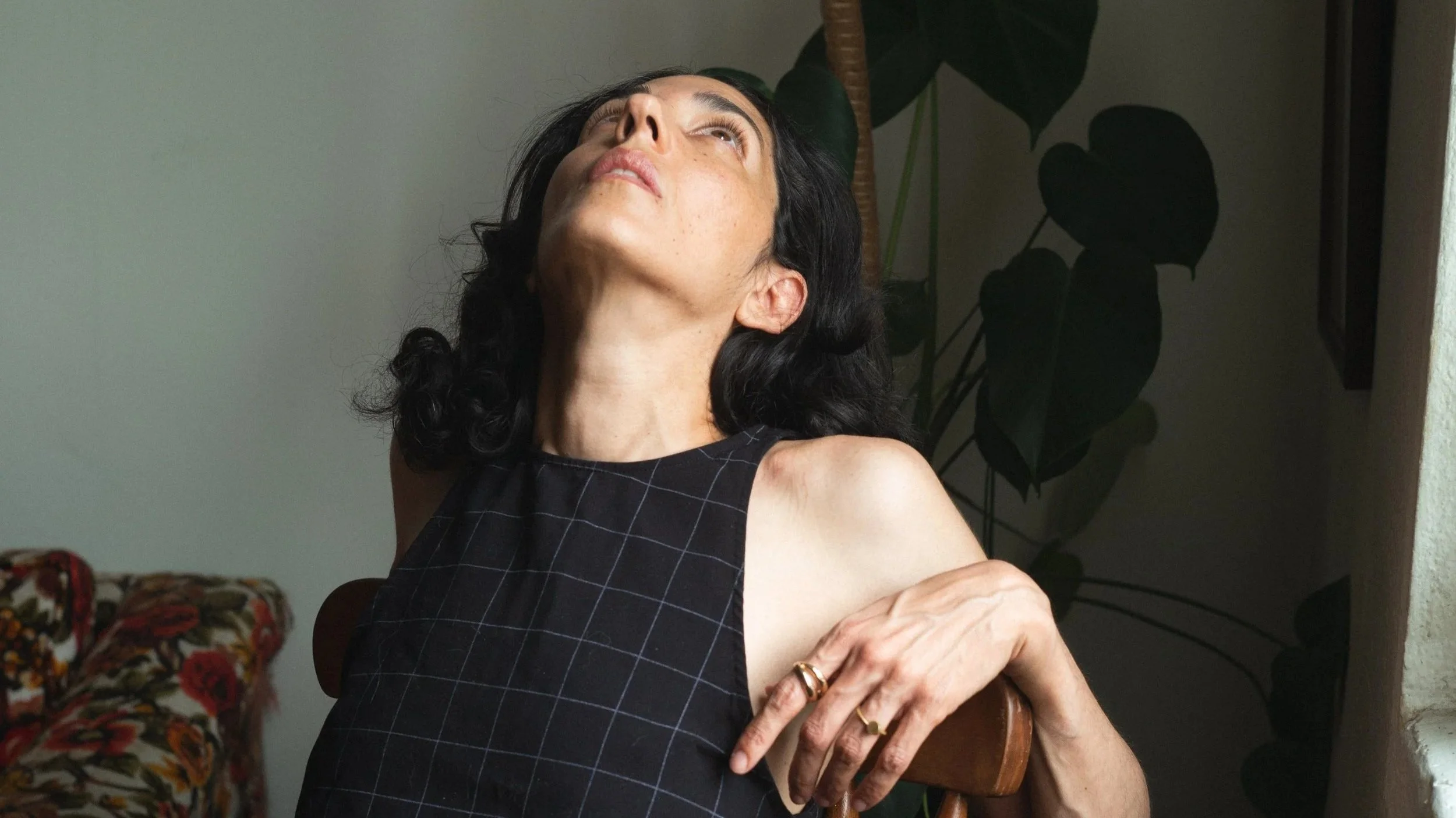 JAZMÍN SOLAR LANZA “OJOS”