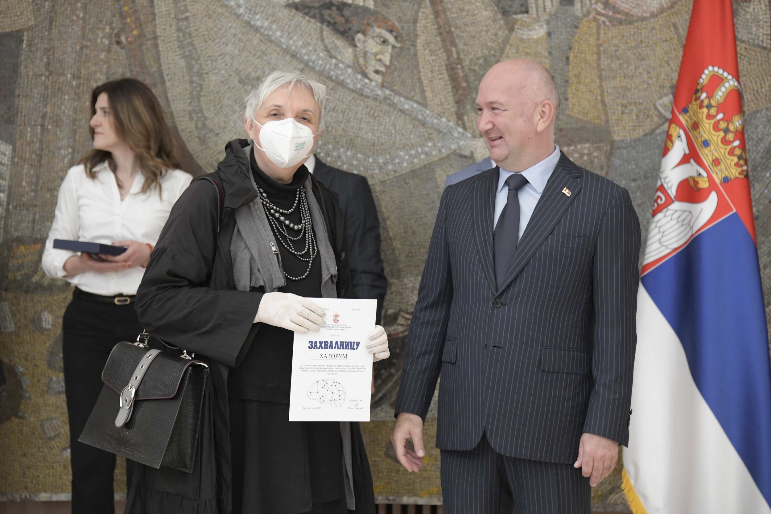 Nenad Popovic dodeljuje plakete za projekat BudITheroj u Palati Srbija 0097.jpg