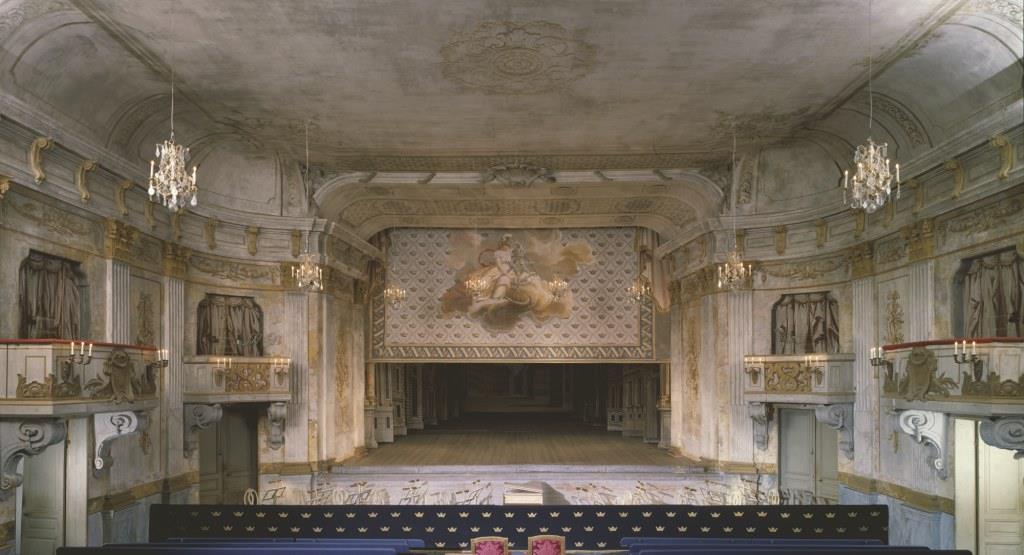 Drottningholms Slottsteater halvöppen ridå foto Bengt Wanselius.jpg