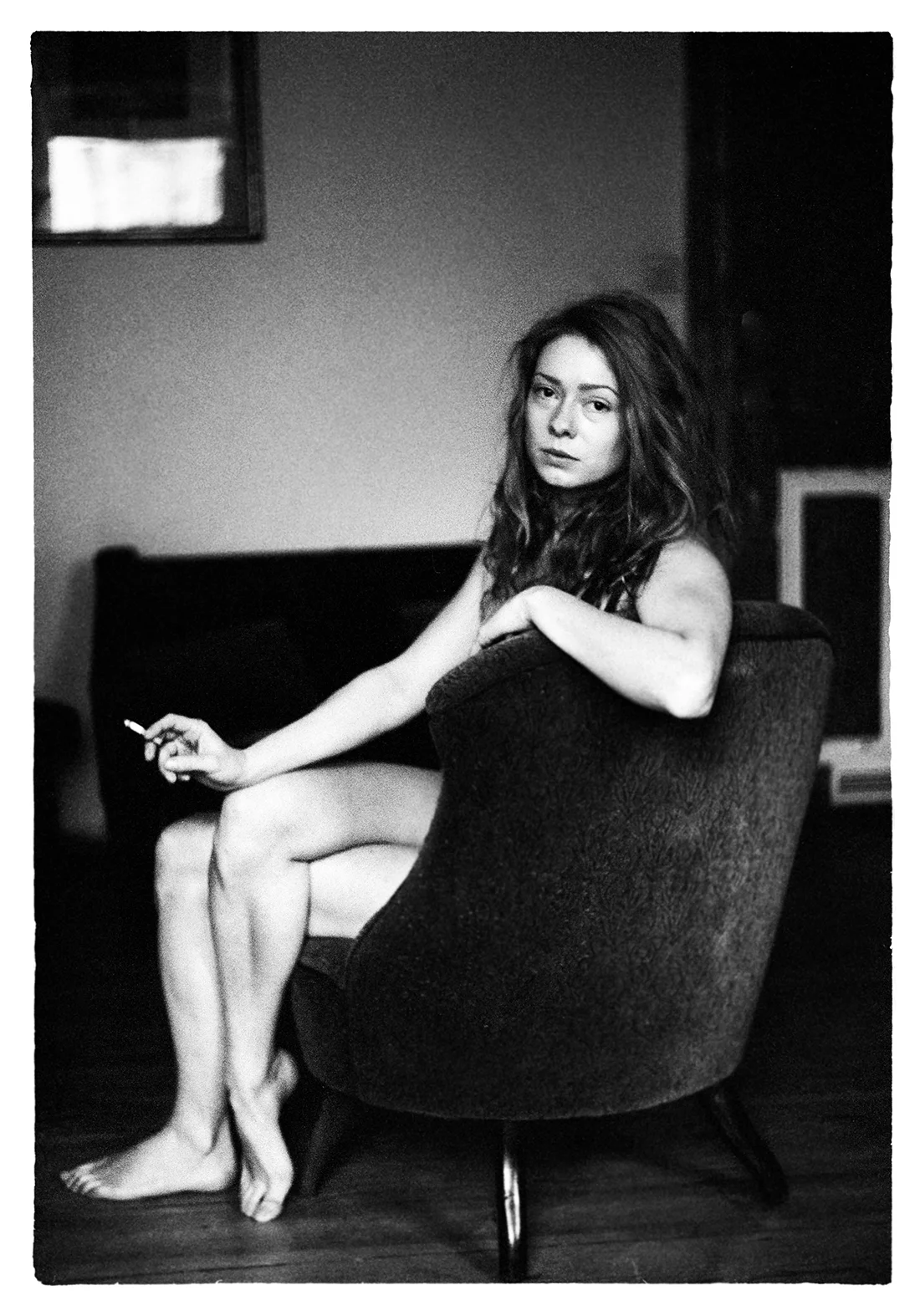 sofa-nude-bnw-portrait-woman