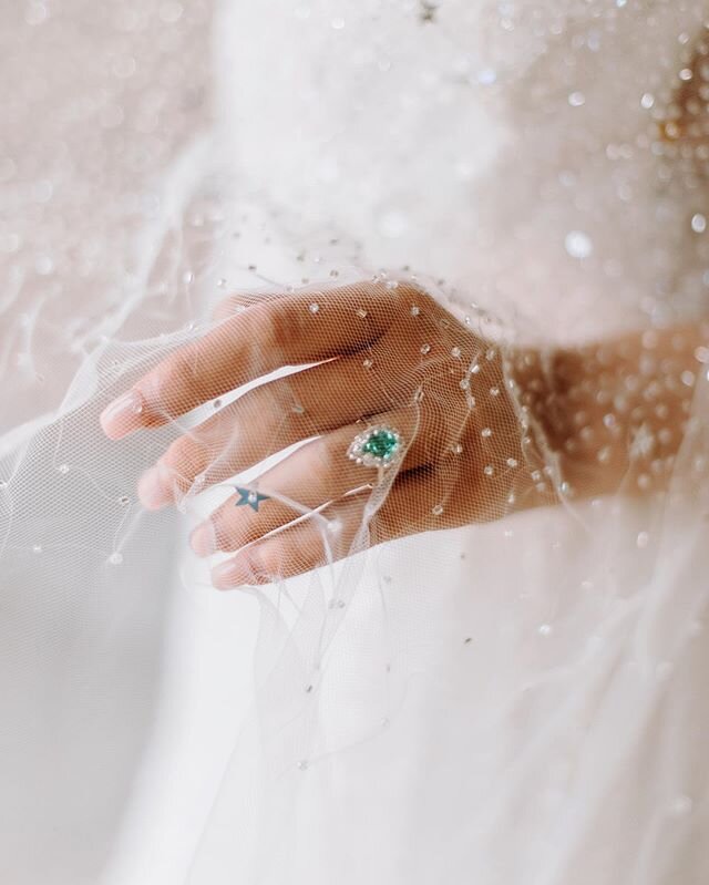 ✨ speckle of stars on her fingers.
The amazing suppliers involved: 
Bridal jewellery: @sarahgauciofficial 
Female Model: @loz_knight
Florist: @suearranflowers
Styling, props and stationery:  @theelysianstylingcompany
Cake: @bonneyscakery
Calligraphy: