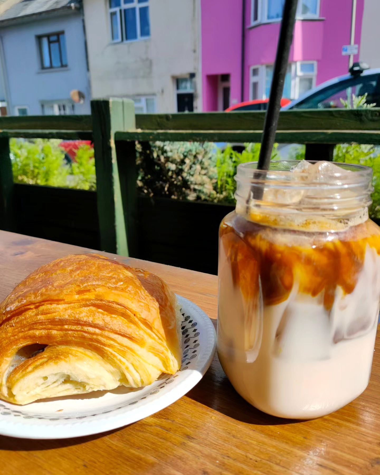 Iced coffee and a @real_patisserie pastry is always a winning combo, make the most of our outdoor seating if the weather holds out ☀️ 

We have a large selection of coffees, teas and pastries to have here or take away

Have a great week Hanover! 💛
.