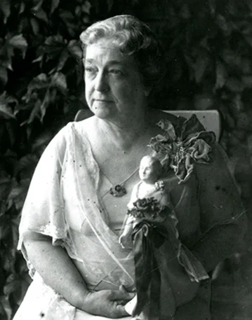 Moina posing with a winning replica doll in 1938 (Photo: UGA Today )