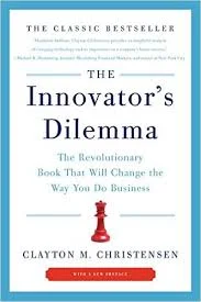 Clayton Christensen, ein Wirtschaftswissenschafter an der Harvard Business School, umreißt die Schwierigkeiten von erfolgreichen bestehenden Unternehmen neue, disruptive Technologien zu integrieren und zeigt Lösungen auf, wie es doch geht.