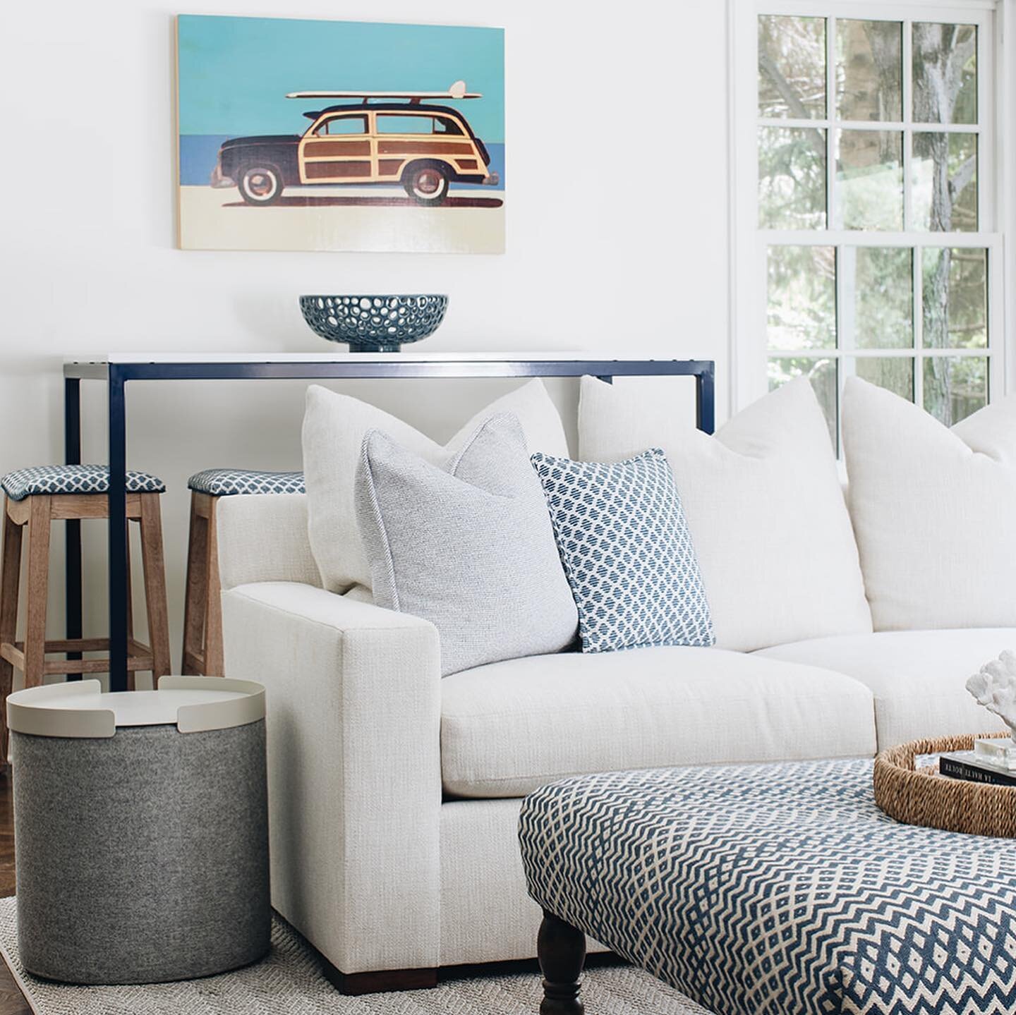 Weekend, we&rsquo;ve been waiting for you! There&rsquo;s room for everyone in this space - comfy seating, highboy table, full service bar, and a fabulous pool just beyond those sliders! 
.
.
.
📷 @stofferphotographyinteriors #weekend #weekendvibes #s