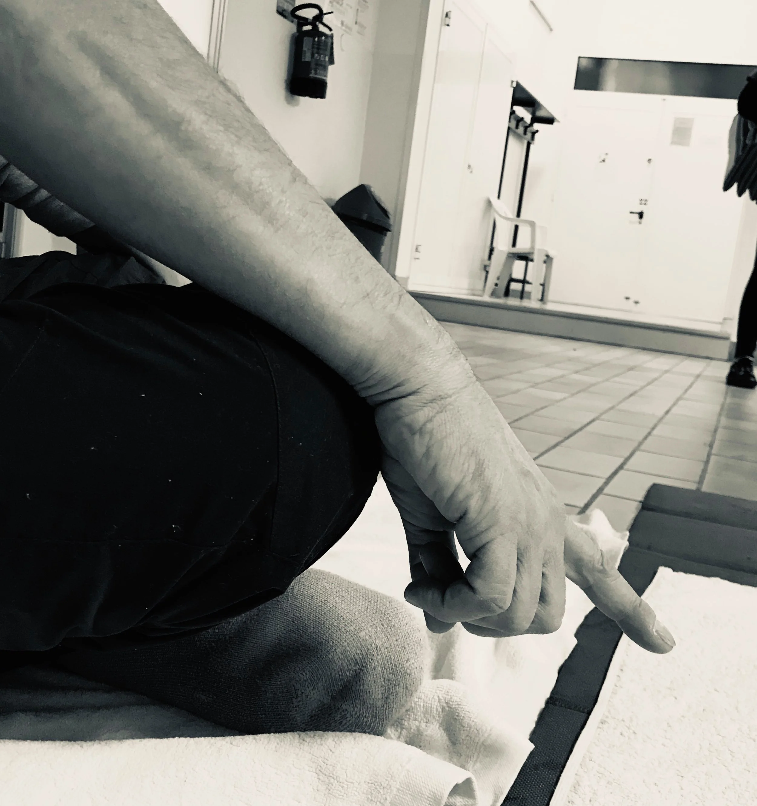 Il “mudra” è un gesto personale che ci permette di raccogliere energia e di non disperderla, ma sempre restando in contatto con gli altri … …. perché lo yoga? …. adesso poi! …. perché vogliamo imparare e fare quello c he ci è utile vedendo tutto da più punti di vista, …. perché la conoscenza di quello che adesso non conosciamo ci permetterà di essere in accordo con tutto e mai contro tutto sprecando inutilmente energie … , … perché lo yoga è AUTODISCIPLINA, … perché se le posizioni renderanno il nostro corpo flessibile, la respirazione e la ossigenazione renderanno la nostra mente invincibile! Saremo spiriti aperti e ogni nuova esperienza sarà un capitale per la nostra crescita personale … ……..