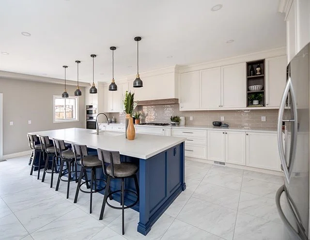 Ocean Island 
Kitchen by @marquisestatesltd .
.
.
#commercialphotography #commercialphotographer  #architecture #remodel #reno #renovation #construction #homes #GTA #interiors #design #homedesign #interiordesign #home #dreamhouse #kitchen #dreamkitch