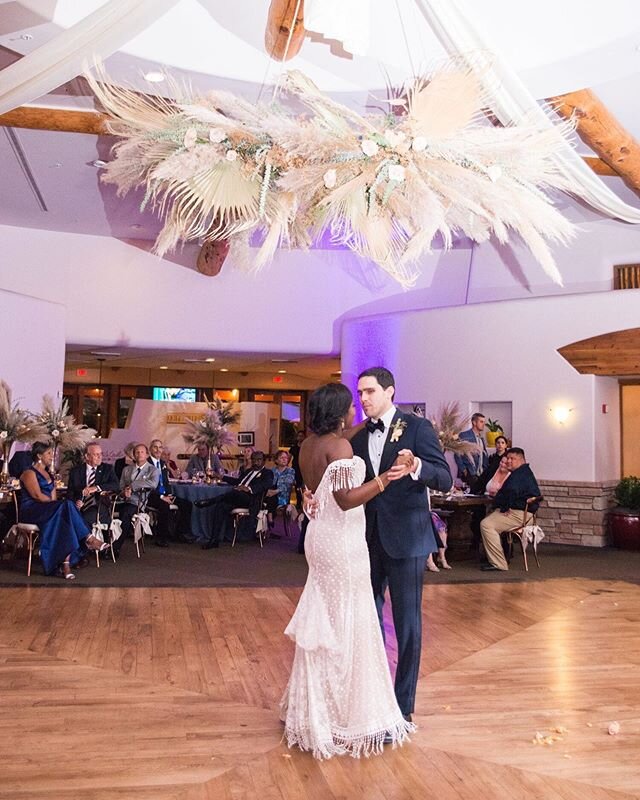 This couple and this ceiling treatment😍😍 📷&mdash; @lesliedphotography #shannonsmithevents