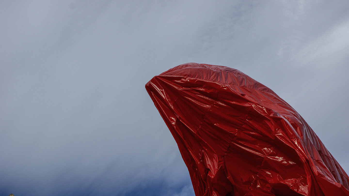 monumento_rojo_cielo_b72.jpg