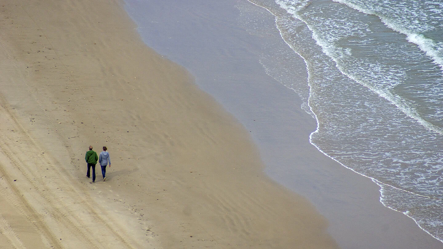 dos_en_playa_caminando72.jpg
