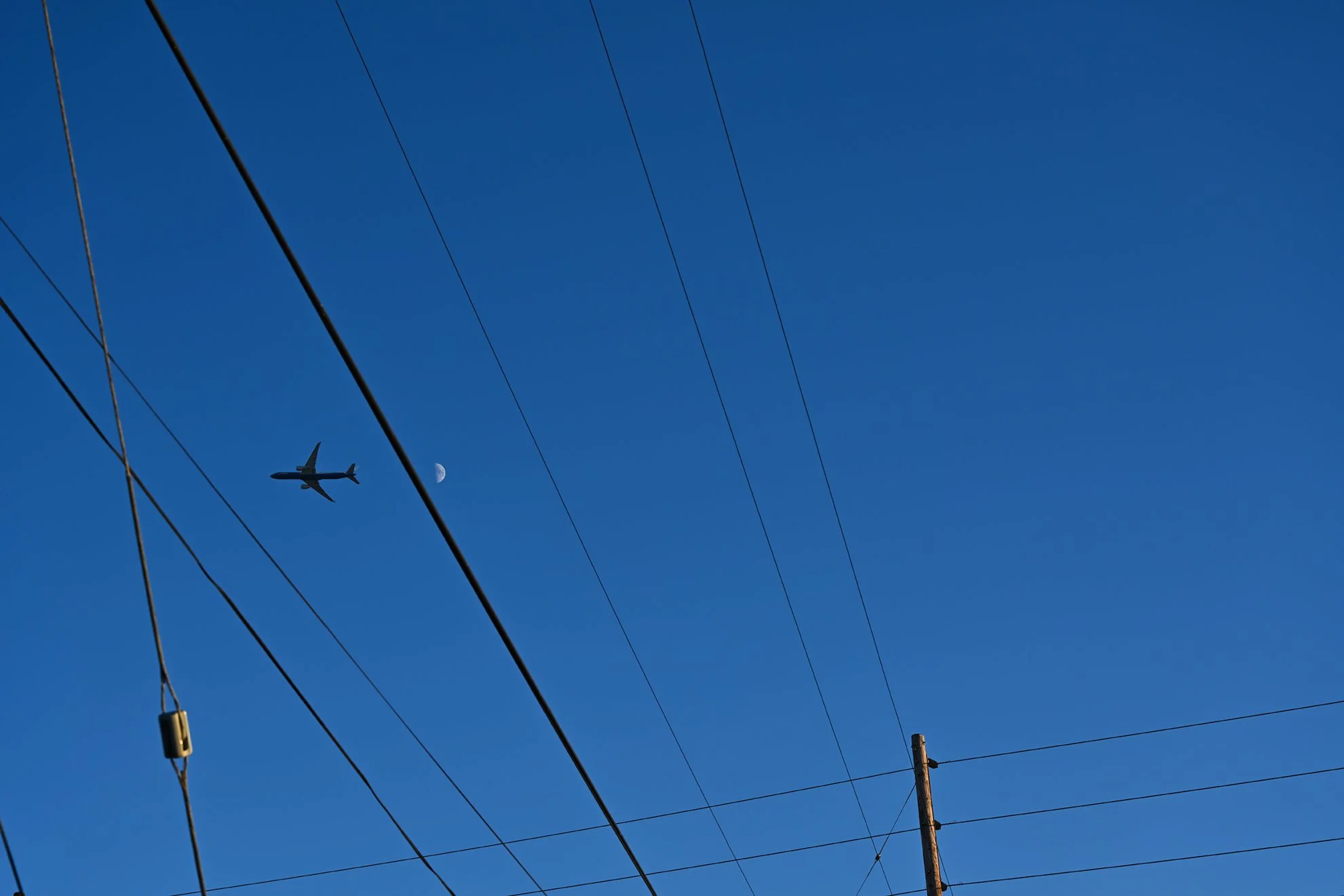 plane_moon_c_090F72.jpg