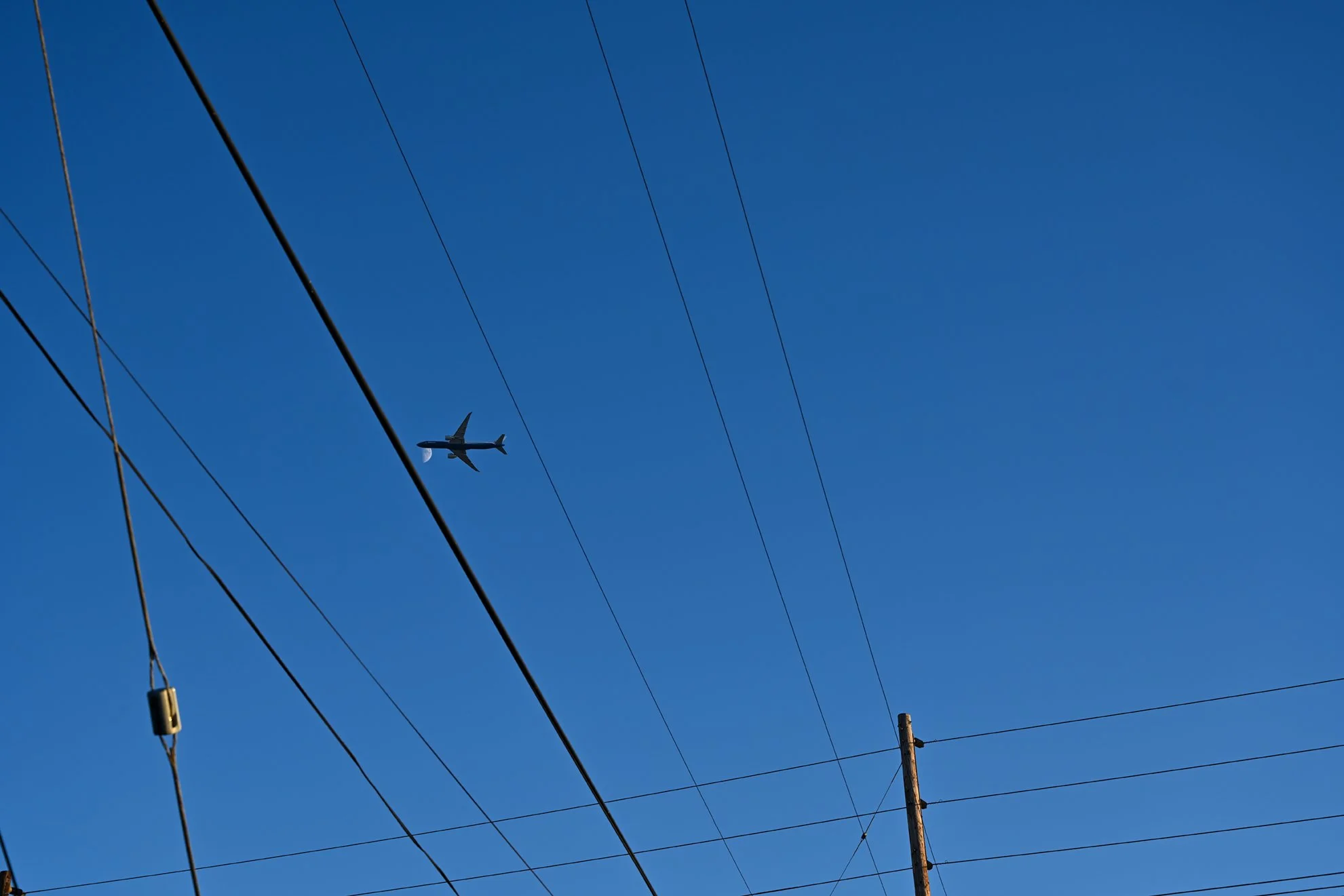 plane_moon_b_089F72.jpg