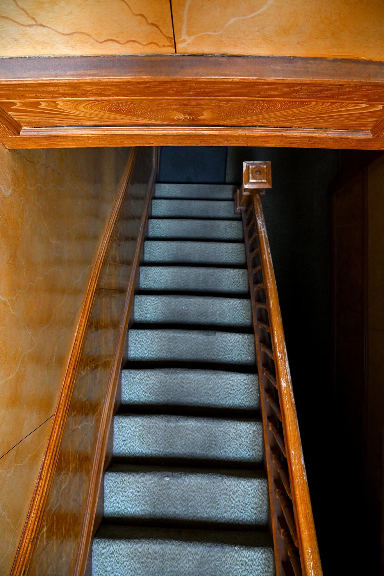 hallway_stepsdown_1F72.jpg