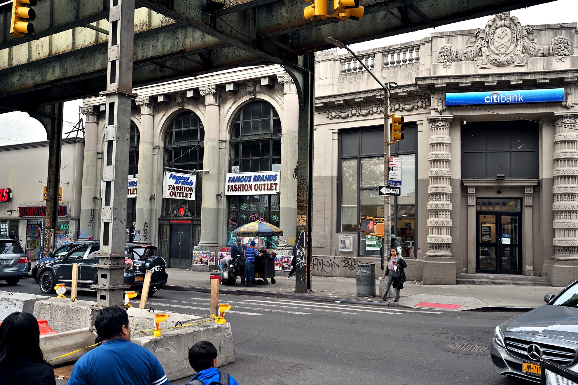 3crossing_citibank_mercedes_1F72.jpg