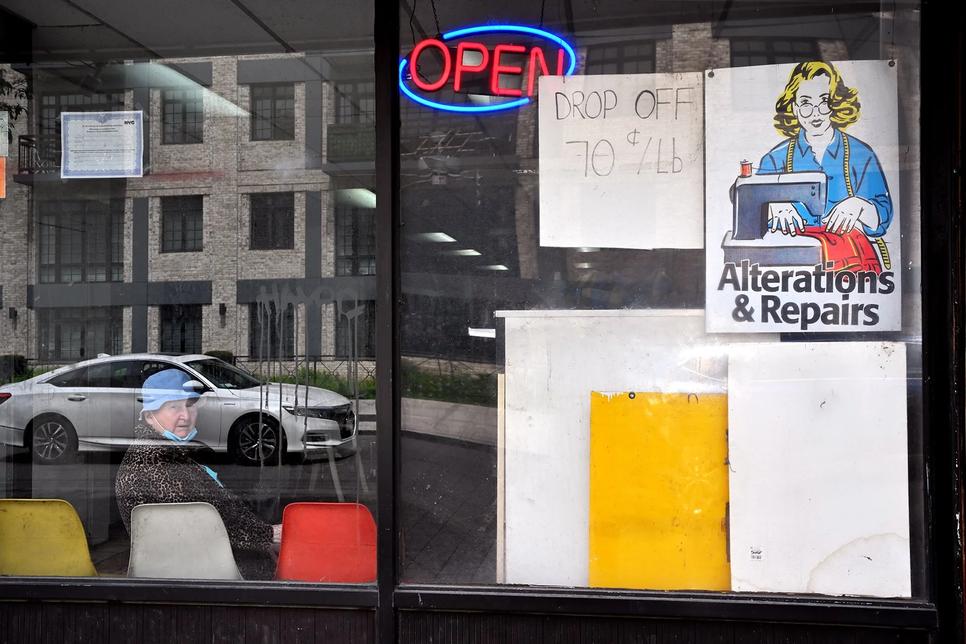 old_lady_thru_window_1F72.jpg