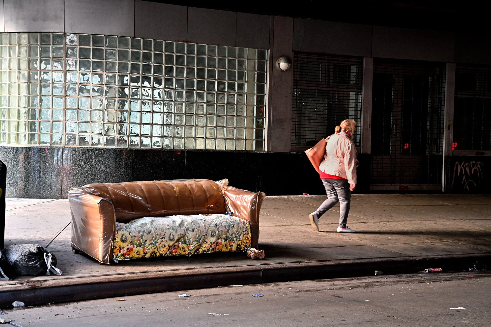 sofa_pinkjacket_1F72.jpg