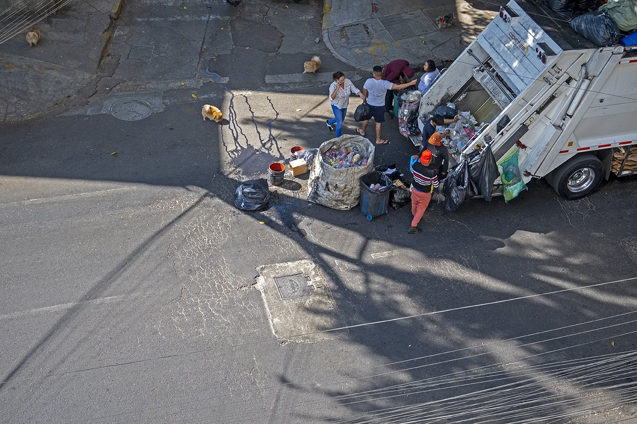 091_troque_basura_arribadelaBolsa_4perritosF72.jpg