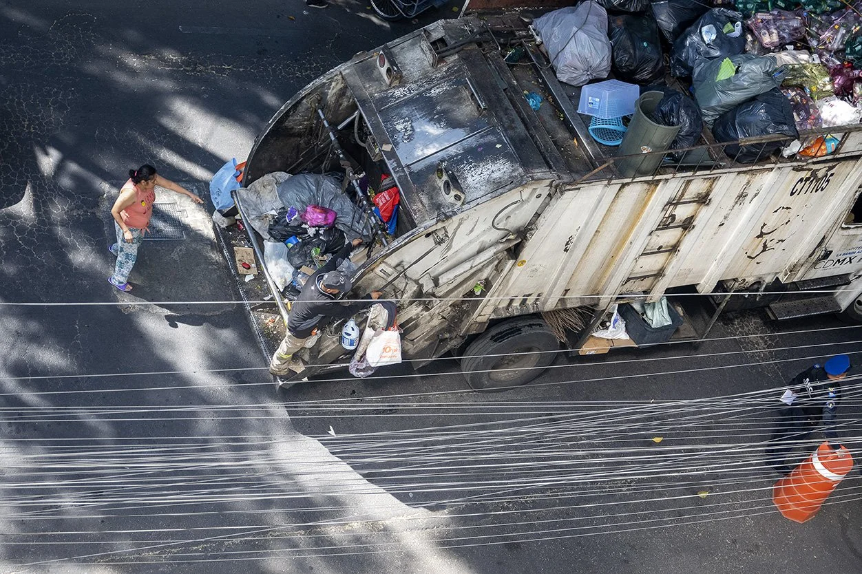 091_troque_basura_mujerTirando_mejorF72.jpg