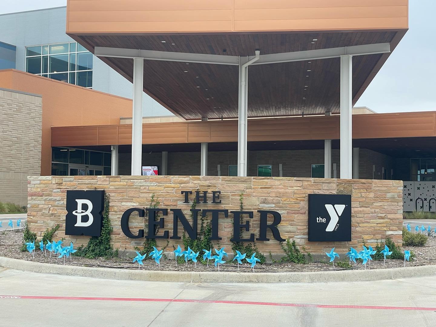 We now have a #capm pinwheel installation at @bedfordcenterymca - we also have a special Information Session there next week - Tuesday at 12:30pm. Sign up at speakupforachild.org/register #childabuseprevention @cityofbedfordtx