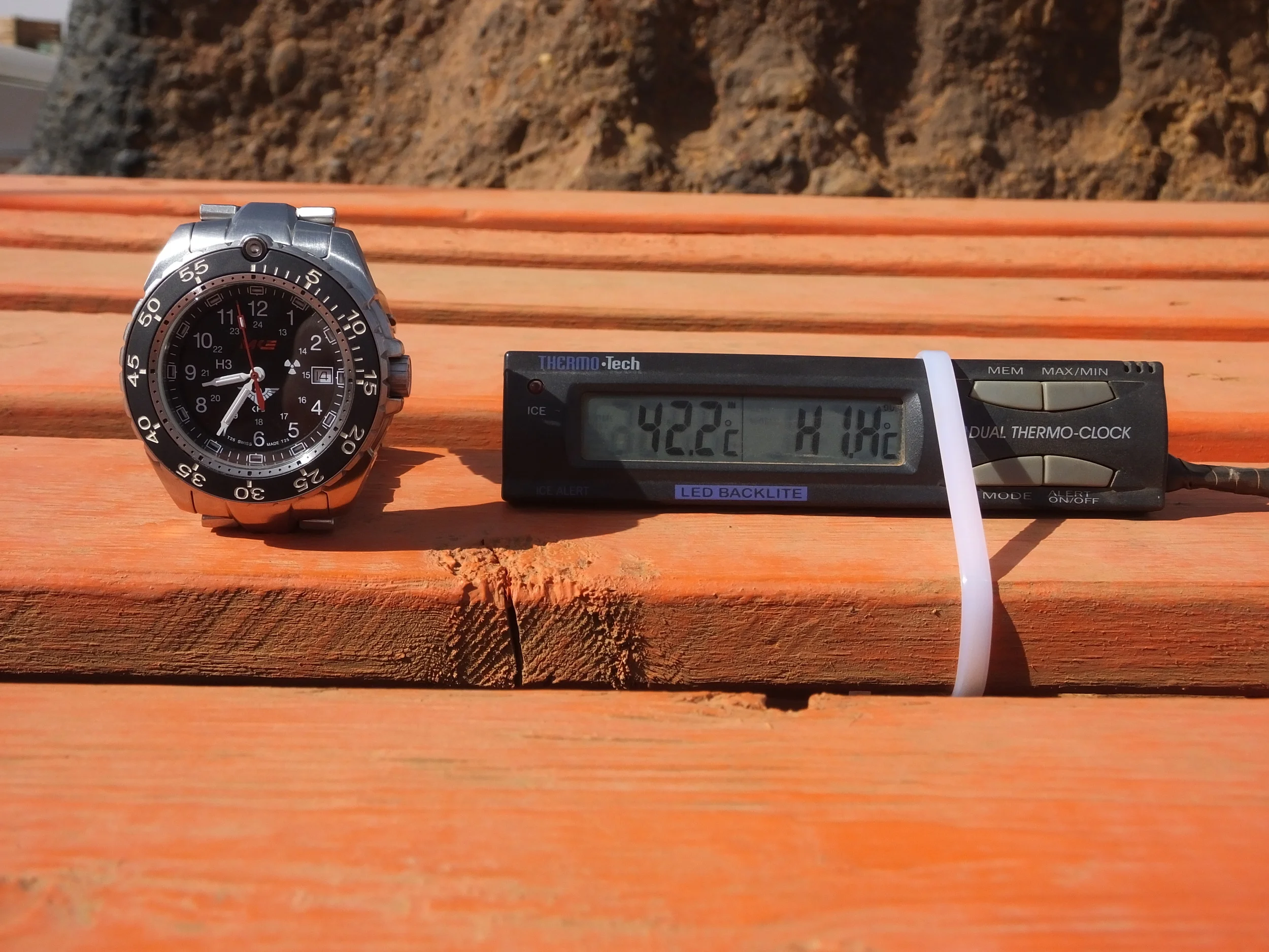 De temperatuur is flink toegenomen: ruim 40 graden in de zon om half 9 's ochtends.