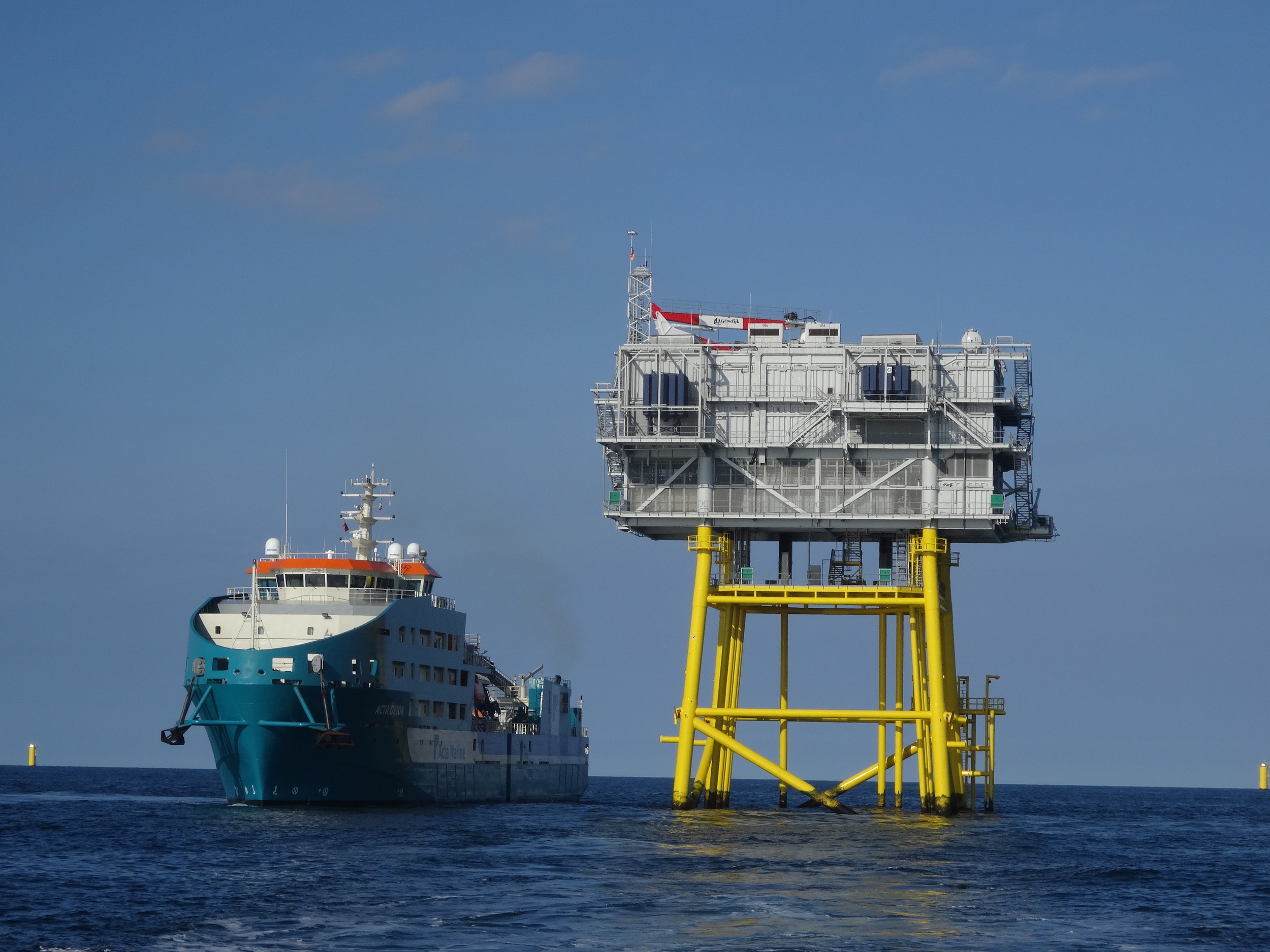 Accommodatieschip Acta Orion naast de OHVS