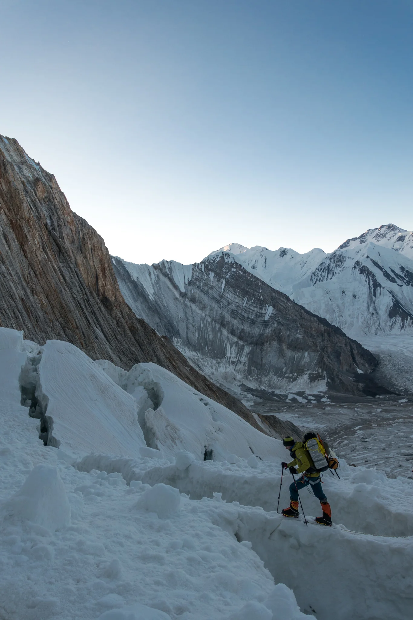 Gijs at the upper part of the glacier below the icefall (4.600m)
