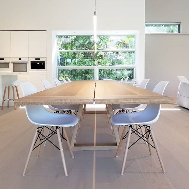 Custom designed especially for this space, this dining table is 👌.
.
.
.
.
#modernhomes #modernliving #diningroom #hawaiiliving #dinnerisserved #hawaii  #hawaiirealestate #hawaii #hawaiihomes #livingoahu #livinginhawaii #hilife #gc #designbuild #spe