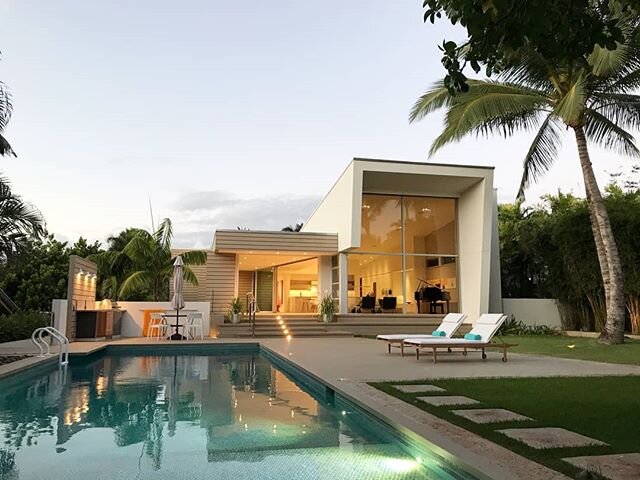 Shades of evening light. 👌
.
.
.
.
.
#modernliving #modernhomes #hawaiirealestate #hawaii #hawaiihomes #livingoahu #livinginhawaii #hilife #gc #designbuild #spechouse #gc #generalcontractor #familybusiness #wosb #masterbedroom #mastersuite #oahuhome