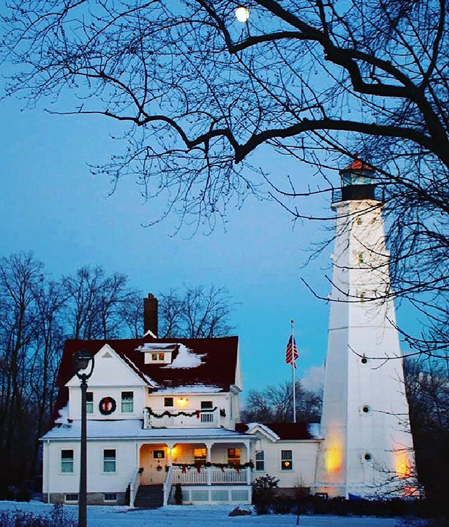 As the days get darker, earlier. 
We miss the light. 
Always loved lighthouses. 
This one is one of my favorites. 
Walked by it countless times growing up.  It&rsquo;s near my Dads bench. 
Love Lake Park. ❤️
#lighthouses #lovelighthouses #winteriscom