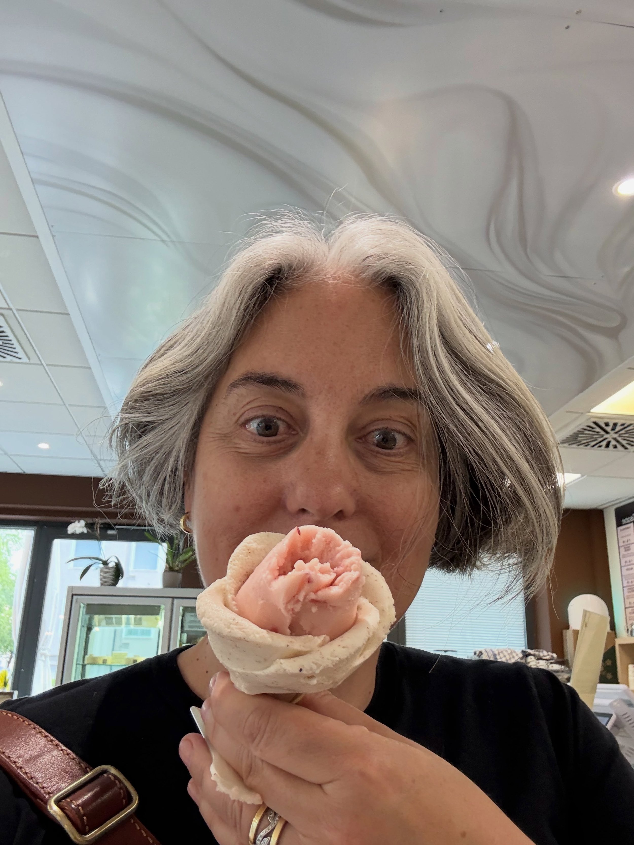 ▪️MODENA CHIC▪️

Gelato shaped like a rose @gelateriabloom that tastes incredible to boot. I&rsquo;m getting attached to this town!

The rose was peach and almond jasmine. I also tried apricot, wisteria, cream with sour cherries. They were all so dee